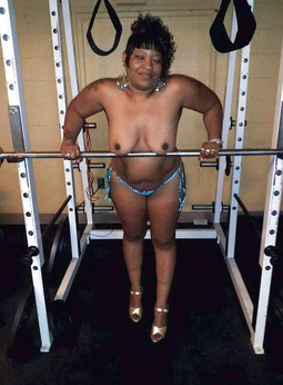 Elegant naked black mommy in the gym